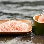 自宅でできるヒマラヤ岩塩風呂｜効果・浄化作用と正しい量・温度・時間ガイド